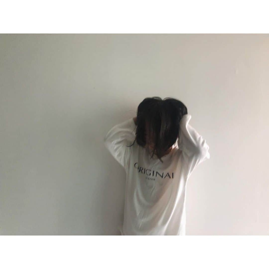 monmimi1さんのインスタグラム写真 - (monmimi1Instagram)「. . 明日の新商品3 . レタリング ロングTシャツ . こちらも 靴下に続き オリジナル製作商品です。 . 同じレタリング続きで 新しいレタリングを 3種類 製作しました🙈 . 30%くらい レトロな風合いを持つ レタリングの ロングTシャツ というものが 個人的に とても好きでして 各フォント や カラー レタリングの 大きさ 大文字、小文字 少しの違いで 悩むのが なんとも しあわせな 時間でした。 QUICK QUESTION  早い質問 ORIGINAL LICENSE  生まれ持った資格 VENERABLE SOMEONE  尊敬する或る人 の 3種類です^_^ . . . . .」8月28日 20時47分 - monmimi1