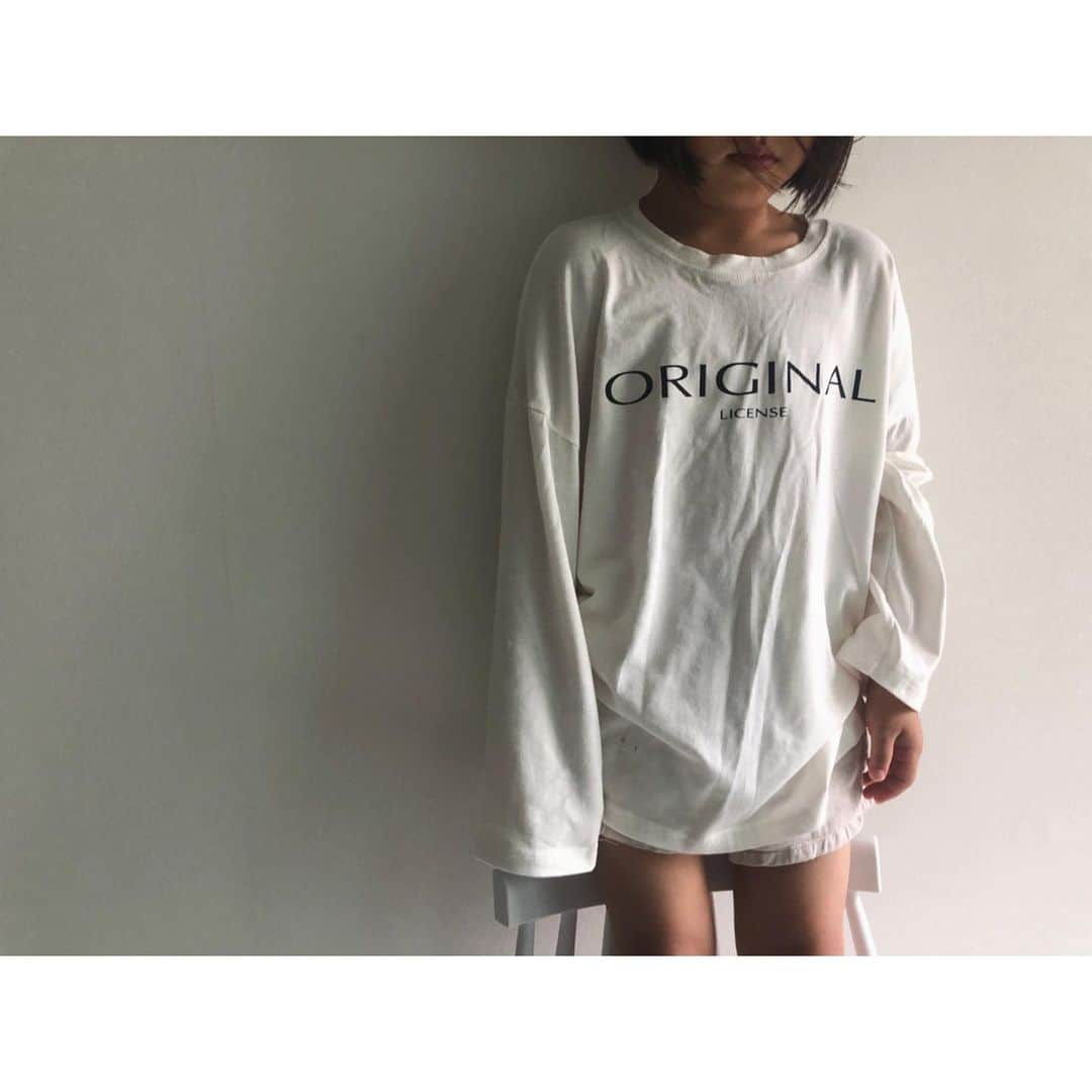 monmimi1さんのインスタグラム写真 - (monmimi1Instagram)「. . 明日の新商品3 . レタリング ロングTシャツ . こちらも 靴下に続き オリジナル製作商品です。 . 同じレタリング続きで 新しいレタリングを 3種類 製作しました🙈 . 30%くらい レトロな風合いを持つ レタリングの ロングTシャツ というものが 個人的に とても好きでして 各フォント や カラー レタリングの 大きさ 大文字、小文字 少しの違いで 悩むのが なんとも しあわせな 時間でした。 QUICK QUESTION  早い質問 ORIGINAL LICENSE  生まれ持った資格 VENERABLE SOMEONE  尊敬する或る人 の 3種類です^_^ . . . . .」8月28日 20時47分 - monmimi1