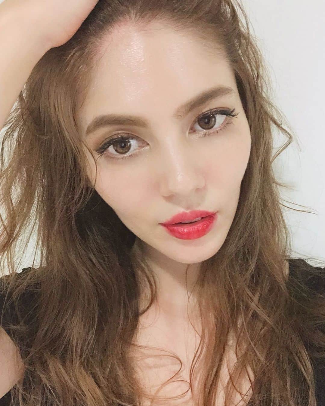 のインスタグラム：「ただいま〜 今日は日帰りで神戸に撮影で行ってたよ〜関西でトークイベントやりたいね〜みんないつもありがとう❤️ Just came back from Kobe after a long day of shooting . I wanna go a talk event for my fans in Kansai  someday 😭❤️🥰thank you for your support. I hope everyday has a great day ! 🇧🇷fui para Kobe hoje de manhã a trabalho  e voltei agora para tokyo.  Muito obrigada pelo carinho. Eu quero fazer algum evento em Kansai para os meus fans um dia ! Espero que tenha cido um dia bom para todos! 🙏✨ ✨ ✨ ✨ ✨ ✨ #julianaminato #湊ジュリアナ #minatojuliana #ジュリアナ #関西 #神戸 #kansai #kobe #chesty #チェスティ #関西ファッション #メイク好き #maquiagem」