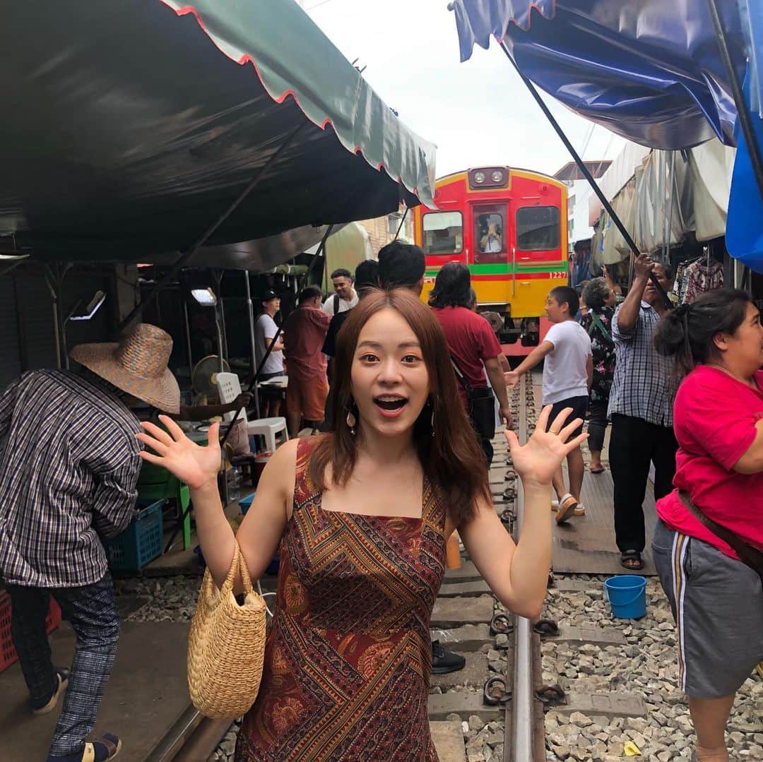関根理紗さんのインスタグラム写真 - (関根理紗Instagram)「今日はタイ、バンコク編でした！ 食べ物美味しいし、物価安いしアジアはほんとにそこがいいよね。 学生旅行ならやっぱりアジアはいいね😊👍 メークロンの電車も、まつげ擦り切れるんじゃないかってくらい近かったし、なかなか日本ではこういう体験はできないのでいってみるのもいいなと思いました😊  そしてわたしはトムヤンクンよりも、トムカーガイ推しなので  トムヤンクン推しは早く推し変してください🦀  #トムカーガイ推進委員会 #まつげ擦り切れそうなメークロン駅の電車 #水上市場は下が土だからこんな色なんだよ #最近マンゴーともち米のコンボを受け入れれるようになった #素晴らしきタイ」8月28日 20時42分 - sekine.risa