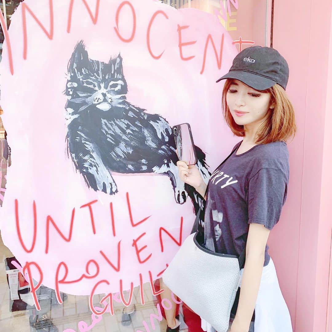 Ayakaさんのインスタグラム写真 - (AyakaInstagram)「メルボルンのセールで適当に買った 2ドルのTシャツが大活躍してる💋  洗濯しまくってもへっちゃらだし、 生地が柔らかくて肌触りが素晴らしい🤤  @niqueclothing っていう メルボルンブランドで プロパーでも高くないからオススメです✨ * #nique #melbourne #メルボルン土産 #tシャツコーデ #breakfastandconyc #ブレックファースト #ネオプレンバッグ #サコッシュ #ekalosangeles #エカ #casetify #ミラーケース #東京のフォトジェニックスポット」8月28日 20時49分 - ayaka_ayacandy01