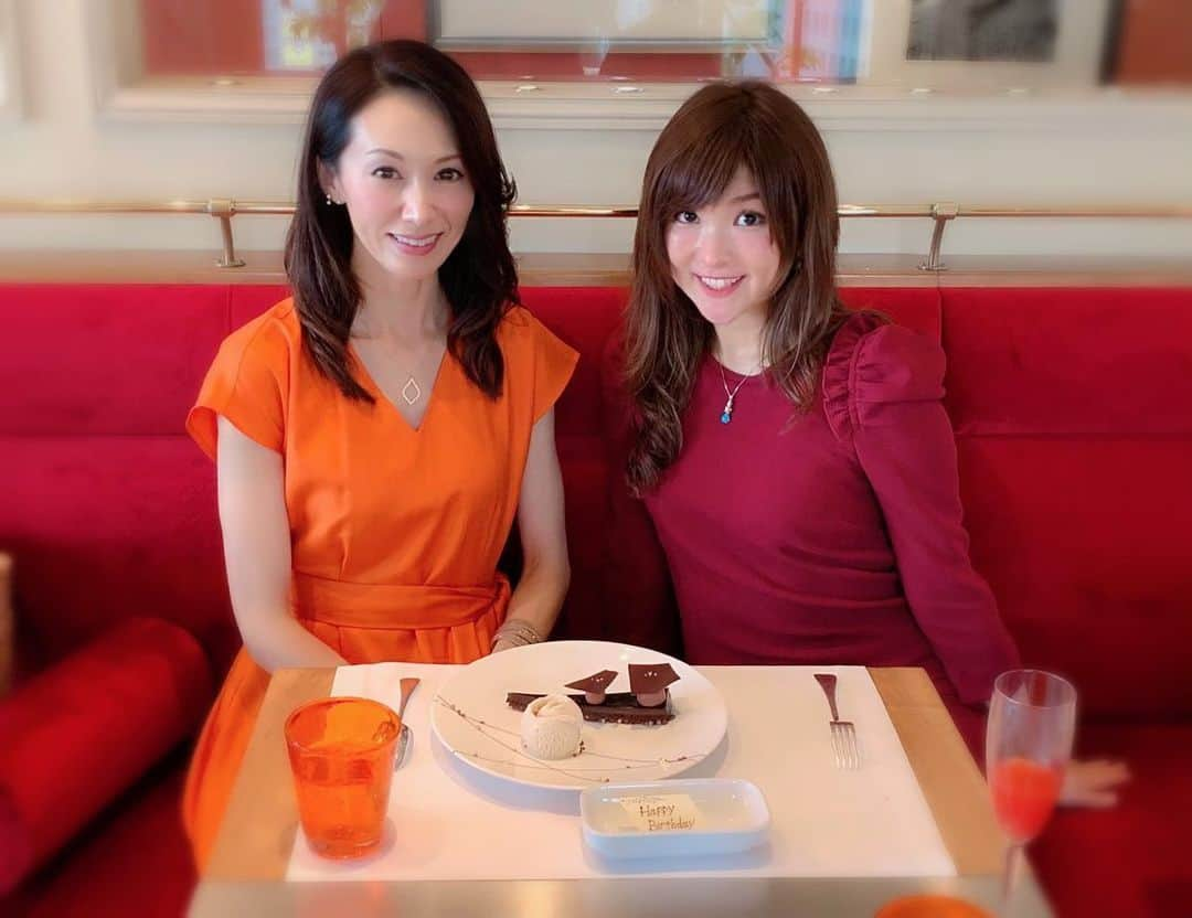 駒田奈美さんのインスタグラム写真 - (駒田奈美Instagram)「・ ・ ・ 久しぶりに2人でランチ♪ ・ ・ いつもの様に近況報告しながら 美味しいお料理に舌鼓♡ ・ ・ 日本のみならず海外でも活躍している彼女 常に目標に向かって真っ直ぐ進む姿は輝いています！ いつも素敵だなぁ〜と思いながら お話を聞いてるんです^ ^ ・ ・ 2人共夏生まれ 来年も一緒にお祝いしましょうね♪ ・ ・ ・ #駒田奈美#オスカープロモーション#ブノワ#ランチ#フレンチ#青山#夏生まれ#お誕生日#お祝い#海外#キャリアウーマン#活躍#とうもろこし#スープ#仔羊#デザート」8月28日 20時49分 - nami.komada