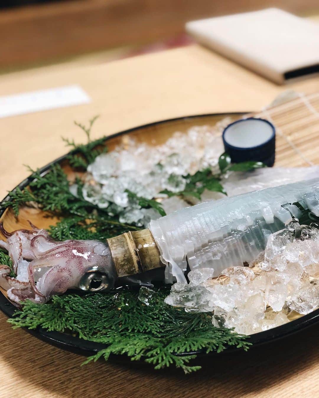 福内櫻子さんのインスタグラム写真 - (福内櫻子Instagram)「イカ入荷してます。 皆さんも是非。🦑 明太子もラーメンもいいけどイカも美味しいよ。 イカの刺身です。 新鮮のまま出してくれるので まだ動いてました🦑 下足の部分は後で天ぷらにしてくれます。 イカさん美味しかったよありがと。 . . . #福岡に帰って美味しいものしか食べてない #浅田真央ちゃんも来たところだって」8月28日 20時50分 - sakurako_fukuuchi