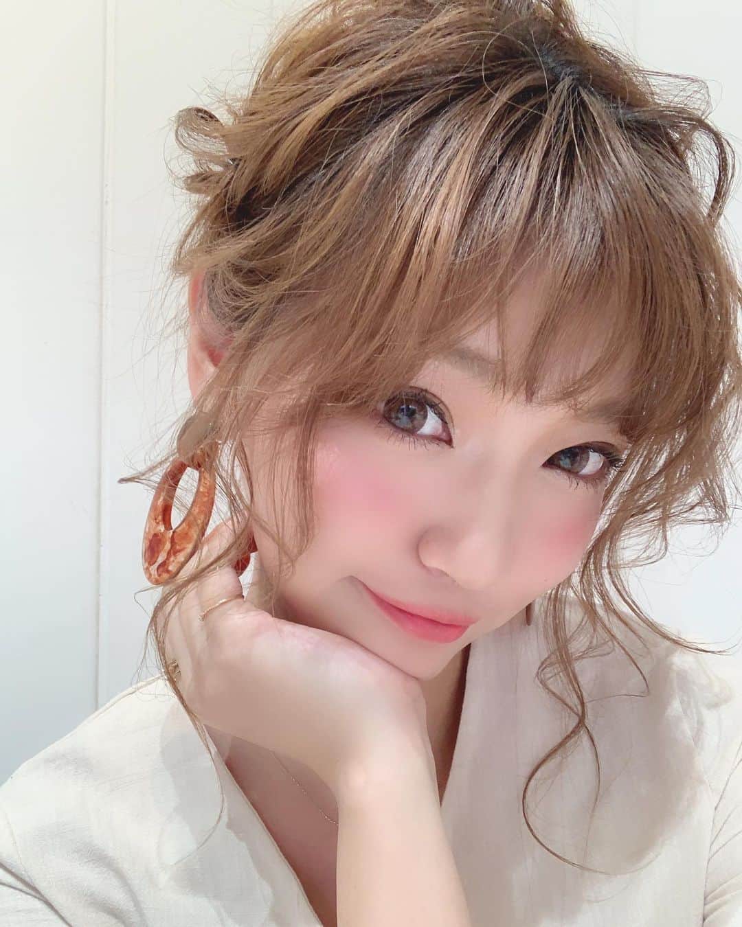いっちゃん/嶋津 いつみのインスタグラム：「. . いつかの撮影終わりに ゴハン行くからお団子して下さい🙇‍♀️💕 って言って @rabichepow.chihiro  ちぃさんにお願いしたお団子ヘア😚💋✨ . . . . . サクッとパパっとまとめてくれただけで こーんなにかわいい🤤❤️ . . . . . 今週もね、 一緒にお仕事させてもらうん🌿⭐️ . . . ちぃさんが講師をしてはる @nrb_barber_beauty  日本理美容専門学校の 8/31オープンキャンパスに モデルとして行かせてもらいます💓 . . . . 一般の方も来場できるみたいなので ご興味のある方は webページを見てみてね🙋🏼‍♀️🌈💨 . . . . . . #関西  #関西サロモ  #サロンモデル #サロモ #いっちゃん  #フリーモデル #関西モデル  #あざといっちゃん #かわいっちゃん #いっちゃんコーデ #ブライダルモデル #アレンジモデル #ヘアカラー  #ヘアアレンジ #ootd #撮影依頼受付中 #編みおろし会モデル . . . . . .  8月9月のお仕事依頼受付中です🧚🏻‍♀️💜」