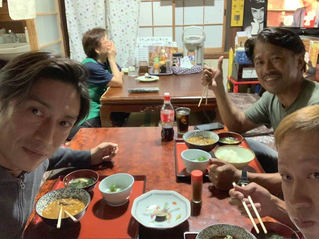 伊勢谷友介さんのインスタグラム写真 - (伊勢谷友介Instagram)「群馬で夜ご飯。 なかなかどうして、お茶の間感満載笑 美味かったよ、お茶の間全開でも〜 #たまにはこんなところで  ちなみに、松崎さんは年上なのにジャンケンで負けて車運転係。 #夜ご飯 #群馬 #水上 #sup  #前夜」8月28日 20時51分 - iseya_yusuke