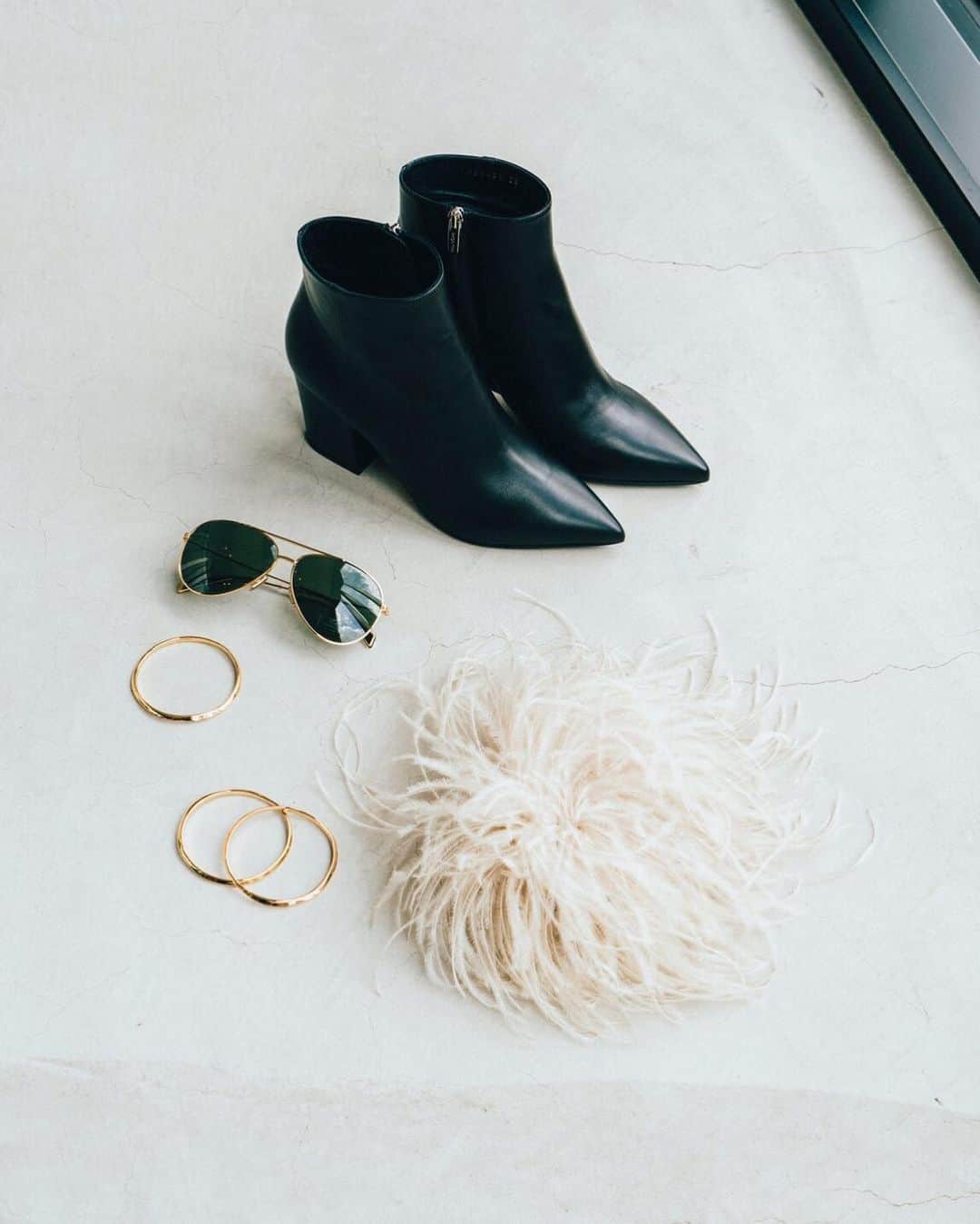 VERMEIL par ienaさんのインスタグラム写真 - (VERMEIL par ienaInstagram)「『秋をアップデートするワードローブたち』 ﻿ ﻿ ﻿ ﻿ Ostrich Feather Brooch: 15,000yen+tax /  VERMEIL par iena﻿ Shoes: 97,000yen+tax / SERGIO ROSSI﻿ Bangle: 26,000yen+tax / RAHYA﻿ Sunglasses / CELINE﻿  @celine  @sergiorossi ﻿ ㅤㅤㅤ﻿ ㅤㅤㅤㅤㅤㅤㅤㅤㅤㅤ﻿ #vermeilpariena #iena ﻿ #2019aw ﻿ #ヴェルメイユパーイエナ #イエナ ﻿ #新入荷 ﻿ #ショートブーツ #ゴールドバングル」8月28日 21時04分 - vermeilpariena