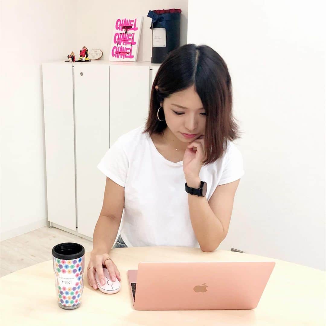 のインスタグラム：「あんまりそーゆーイメージないと思うけど気付いたら意外と#ピンク の小物にかこまれてた🙆‍♀️ . 私の#パソコン 小さいからいつも資料のサイズをうまくカスタムしたり字の大きさを調整したりして作業しやすいように自分なりに工夫したりしてるんだけど、リスト作るときとか数が増えるとやっぱり#マウス があると速いし楽🙏✨ . #logicool のマウスはおしゃれでかわいくって周りの小物とも合うしあとカチカチ音が小さいからどこで作業しても気にならないの😊 #Bluetooth で繋げられるからUSBのこととか心配しなくていいし助かる🎶 . #ワタシメソッド #Pebbleマウス #PR」