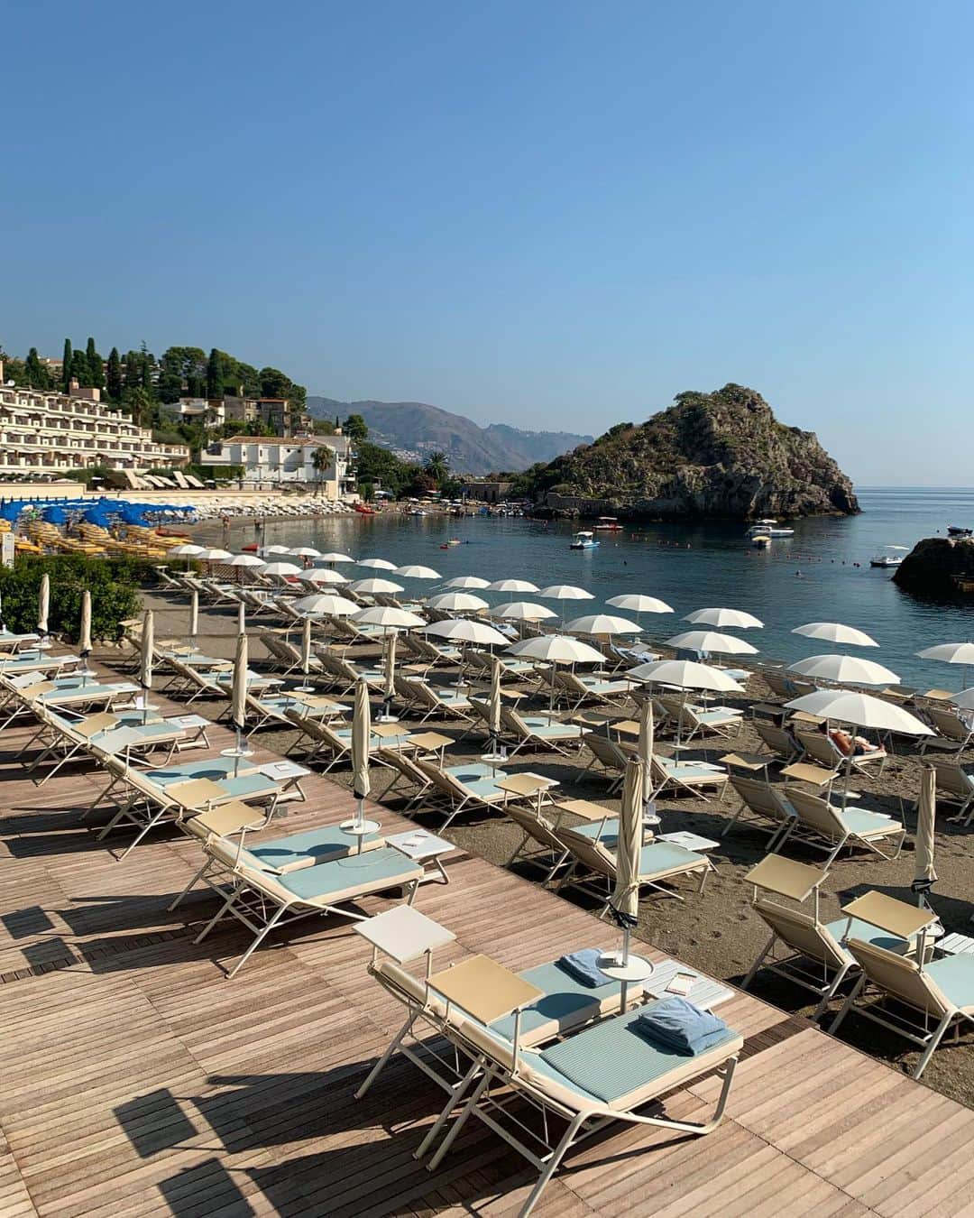 スコット・シューマンのインスタグラム：「Finally family vacation Italian Style! @belmondgrandhoteltimeo One week with the family to regroup before a big Fall season!」