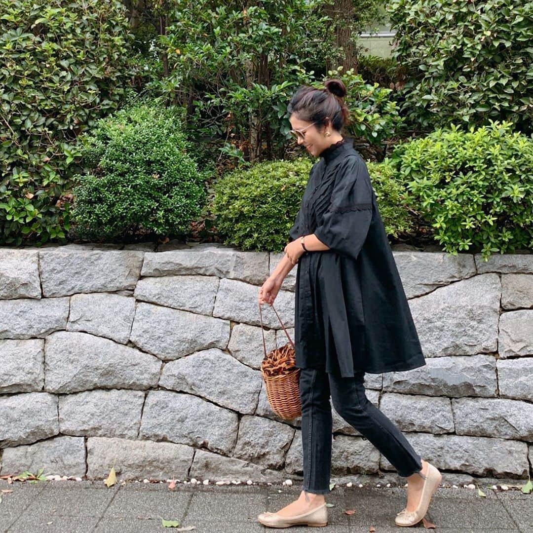 Sayakaのインスタグラム：「* 久しぶりにブラックコーデ🖤 ZARAで一目惚れしたシャツにバレエシューズとカゴバッグでフレンチスタイル☺️💓 * * * #fashion #outfit #coordinate #ootd #simple #basic #casual #zara #stunninglure #blackdenim #denim #denimlover #seajapan #basketbag #farfalle #sayakascoordinate #今日の服 #コーディネート #コーデ #シンプル #シンプルコーデ  #カジュアル #ザラ #スタニングルアー #デニム #ブラックデニム #ファルファーレ #バレエシューズ #かごバッグ #ブラックコーデ」