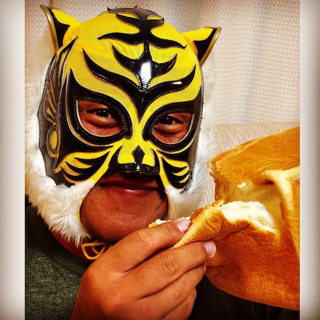 タイガーマスクさんのインスタグラム写真 - (タイガーマスクInstagram)「「考えた人すごいわ。」 これ何だか知ってます？🤔 正解は…… 食パンでした‼️ この名前は、高級食パン専門店の名前です😻 最近高級食パン増えましたよね？ パン好きな僕も買ってみました‼️ フワフワでしっとりして、美味しゅうございました🤩  #タイガーマスク  #マスクマン  #パン  #高級食パン #考えた人すごいわ  #tigermask  #njpw」8月28日 20時59分 - tigermask.njpw_official