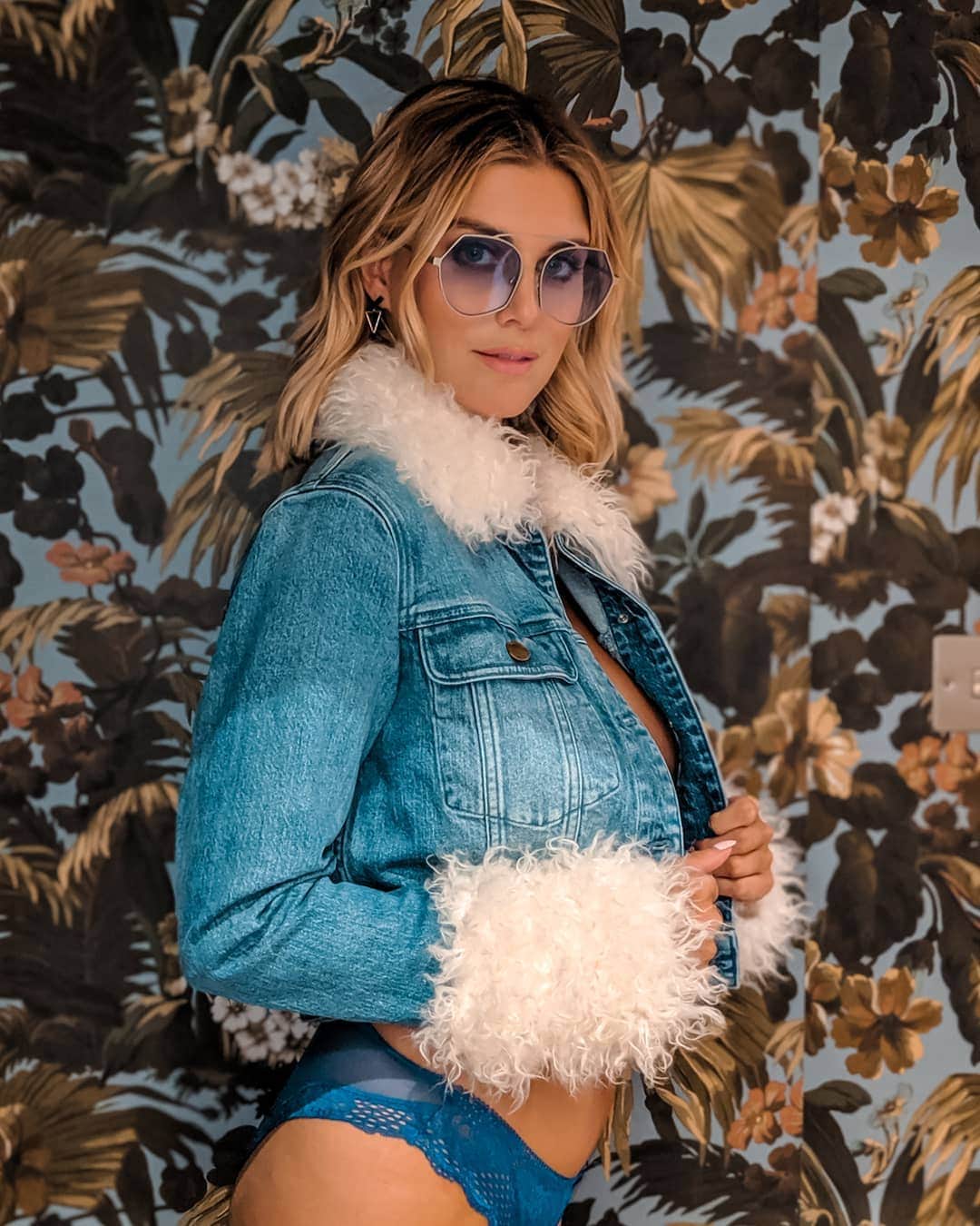 Ashley Jamesさんのインスタグラム写真 - (Ashley JamesInstagram)「When the jacket's cool AF but there's a heatwave outside @michaelkors [press loan] 💙🌼 Also an excuse to show off my wallpaper in my hallway. 🍂🌻 #fashion #FashHun」8月28日 21時01分 - ashleylouisejames