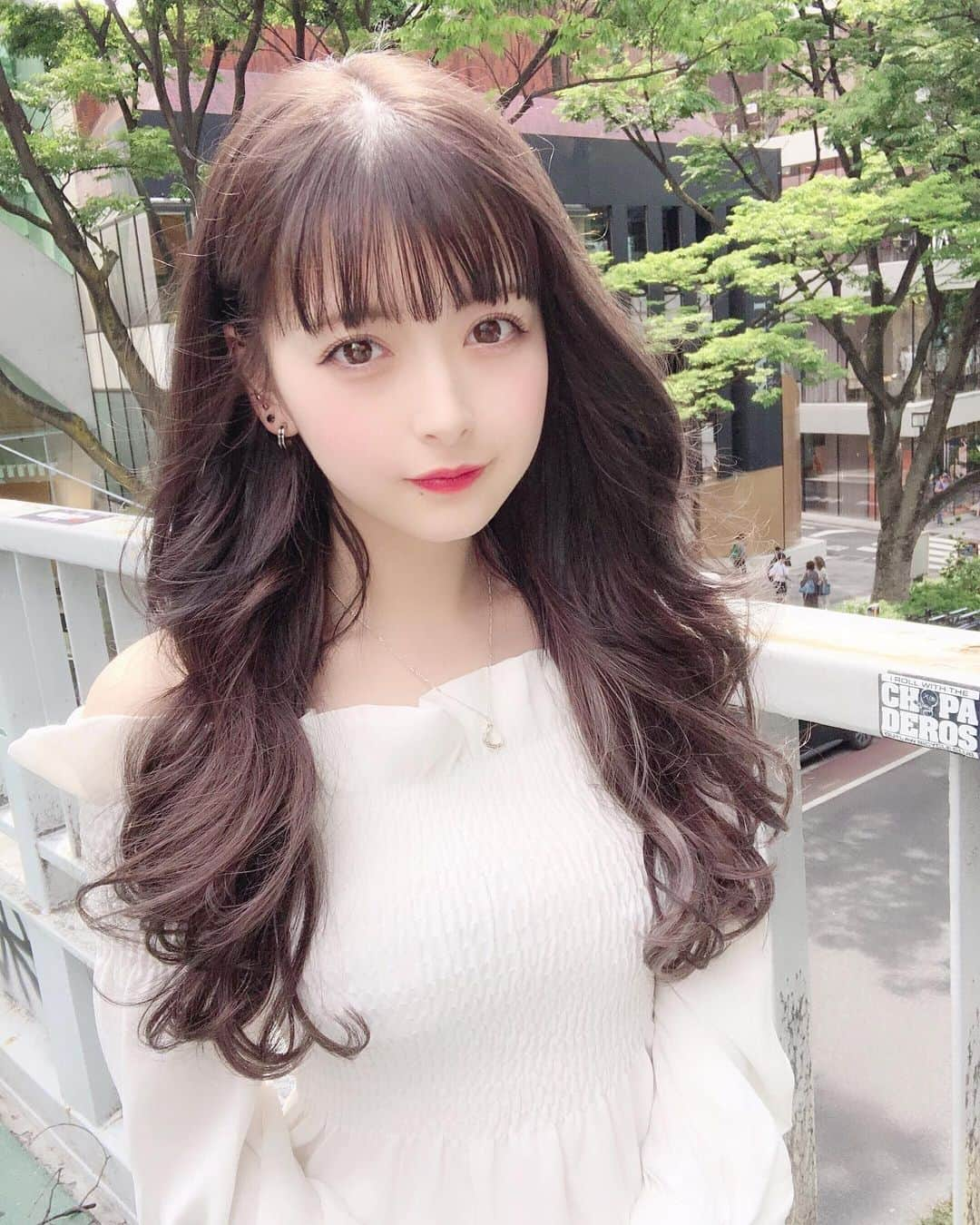 小西恭平さんのインスタグラム写真 - (小西恭平Instagram)「ここ最近オーダーが多いヘアスタイルとヘアカラー✂️✨﻿ ﻿ 明るすぎず、暗過ぎない透明感カラーがとっても人気です😊﻿ ﻿ 元の明るさが8レベル以上ある方であればブリーチをしなくてもできます✨﻿ カラーが明るくなりづらい方や、黒染めなどをしている方は1度ご相談ください🙋🏻‍♂️﻿ ﻿ 今期は大きめのカールにハマってます✨﻿ ﻿ #オブヘア#オブコスメディックス#美容室#ハイライト#原宿#サロンモデル#ミディアム#美容師#グラデーションカラー#fashion #ヘア#アレンジ#ヘアアレンジ#make#zara#ロング#hair#グレージュ#ヘアスタイル#スタイリング#髪型 #メイク#シースルーバング#表参道#ショート#似合わせカット#渋谷#hairstyle#コニタンカット」8月28日 21時03分 - kyohei_konishi