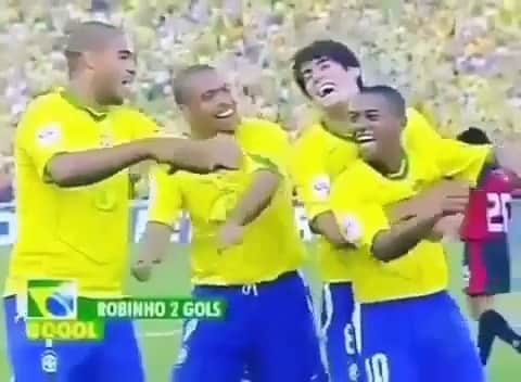 のインスタグラム：「#JogaBonito @cbf_futebol 🇧🇷💛 . . . . . #brasil #futebol #futebolarte #r9 #kaka  #robinho #elfenomeno #fenomeno #adriano #drible #jogabola #brasileirao #ronaldinhogaucho #ronaldo9 #futebolbrasileiro」