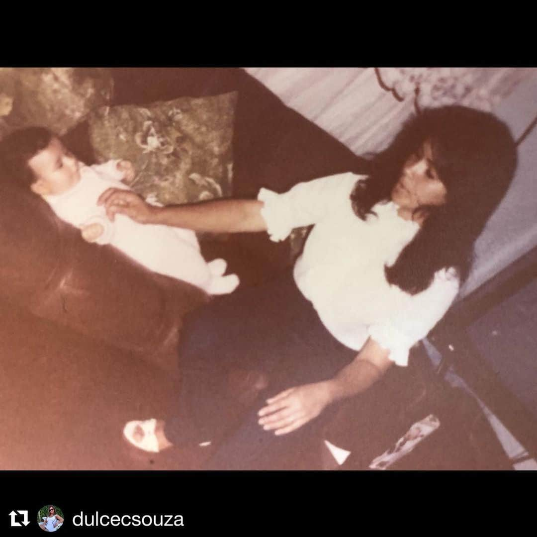 ポーラ・フェルナンデスさんのインスタグラム写真 - (ポーラ・フェルナンデスInstagram)「Oh minha mãe. @dulcecsouza ❤️ Amei, amei, amei a homenagem! Só Deus e nós sabemos o que você passou antes mesmo de eu nascer; pra me criar e me fazer ser quem eu sou. Só nós sabemos o que existiu nos bastidores de uma vida tão sofrida e cheia de dificuldades. A gente plantou juntas as sementes do nosso presente e seguimos regando-as pra fazer germinar um futuro de felicidade e saúde pra nós! Que eu possa continuar seguindo seus passos e me espelhando na grande mulher que é você. Te amo muito mamãezinha! ❤️ #Repost @dulcecsouza with @repostapp ・・・ Os anos passaram, aqui voce tinha dois meses de idade. Plantamos e cresceu junto de você, uma história, cantada na forma mais simples, que resume a vida, que é o amor. Este amor entre mãe e filha.  Entre homem e mulher, entre amigos, entre milhares de fãs. Obrigada meu Deus pela oportunidade de estar ao seu lado. Parabéns pela sua capacidade de doação, parabéns pela sua capacidade de encantar e mudar momentos e tantas vidas. Te desejo muita saúde, muita paz e acima de tudo muita sabedoria. Eu amo você. ❤️❤️❤️❤️@paulafernandes」8月28日 21時05分 - paulafernandes