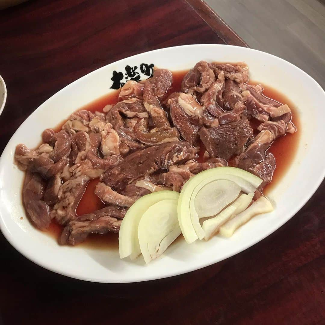 佐藤彩さんのインスタグラム写真 - (佐藤彩Instagram)「十勝で食べたゴハン✨  やはり、まず豚丼🥰 今回はヒレ肉をチョイス✨ やっぱり美味しいなぁ☺️ . . . そしてジンギスカンも✨ 妹がかなりオススメだというので行ってみたら…これは美味しい！ 並んだ甲斐がありました✨ . . 上士幌では、スパイスにこだわったカレーをいただきました🍛 このメニューは夏野菜のカレーで、トマトベースのルウに、たっぷりの夏野菜🍅 パクチーありなしも選べます😊 窓の外にはヤギさんの姿も🐐 癒されます☺️ . . . ナイタイ高原牧場では、ガレットを✨ ナイタイテラスが今年6月にオープンし、おしゃれなメニューもあります😊 景色も良くてとても過ごしやすい空間でした🐄  思いっきり十勝晴れの日にまた行きたいなぁ☀️ . . . #十勝グルメ #豚丼 #とん田 #ヒレ肉も美味しい #ジンギスカン #有楽町 #ホルモンも美味しい  #上士幌 #ナシラ舎  #夏野菜カレー #ナイタイ高原牧場 #ナイタイテラス #HBC #アナウンサー #佐藤彩」8月28日 21時09分 - hbc_ayasato