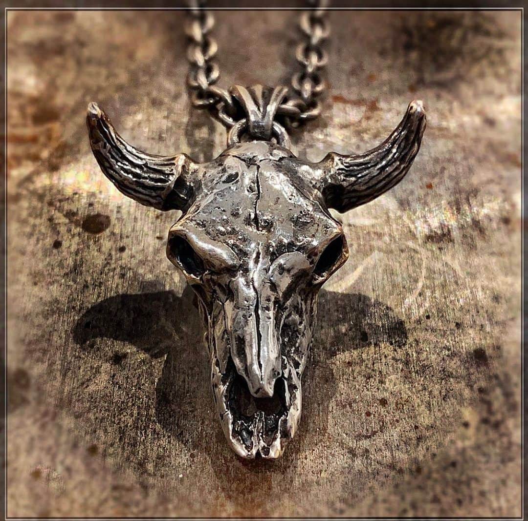 クレイジーピッグさんのインスタグラム写真 - (クレイジーピッグInstagram)「Cool edit from a @crazypigdesignsjapan picture 🐮 Available in-store and online now #coventgarden #sunnyday #gothic #cowskull #horns #skulls #hornedskull # #animals #wildlife #skulllife #skullfashion #skullsandroses」8月28日 21時16分 - crazypigdesignslondon