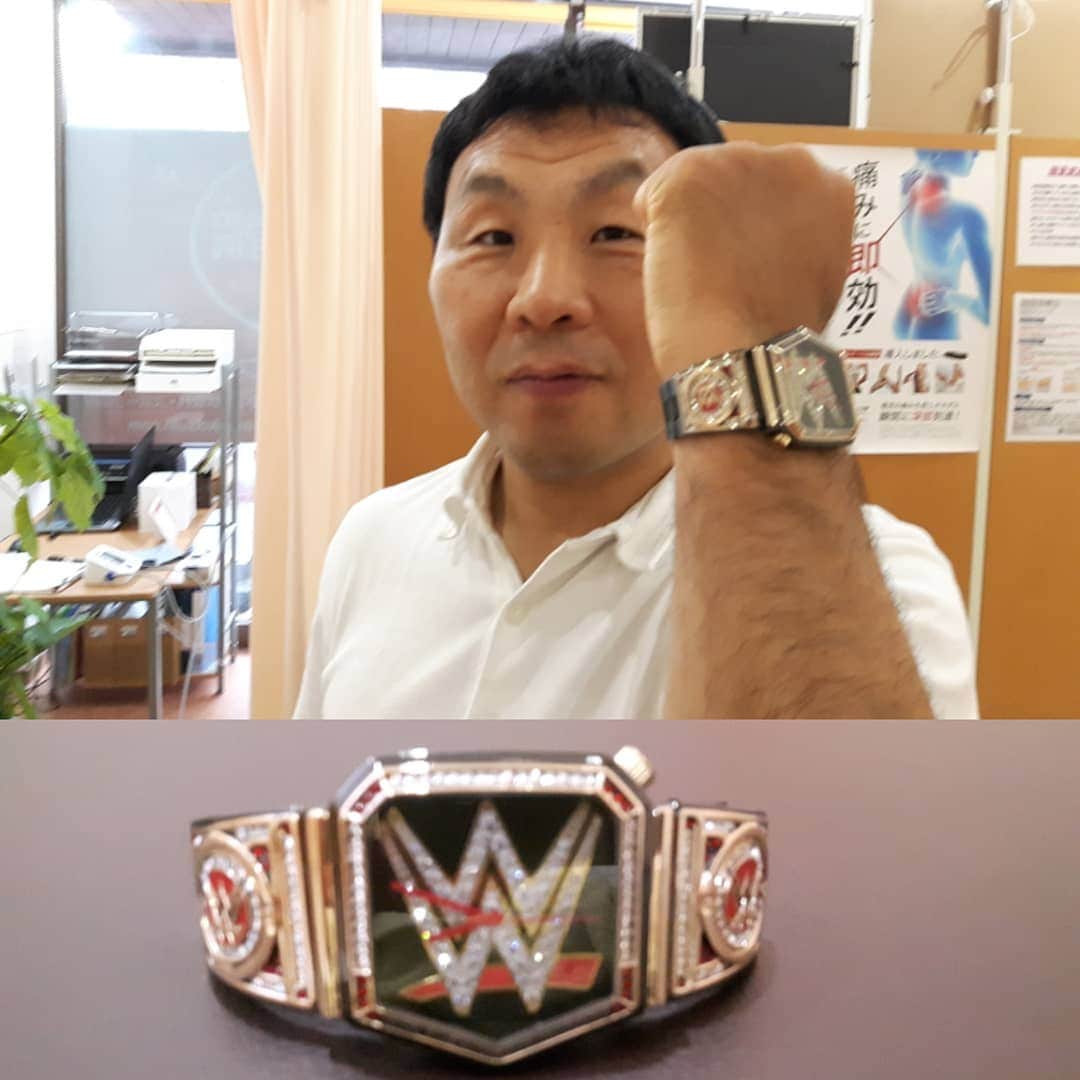 金原弘光のインスタグラム：「患者さんがステキな時計をしてたので、はめさせてもらったよ‼ でも何時かわかんないよね😅 #wwe #用賀 #かねはら整骨院」