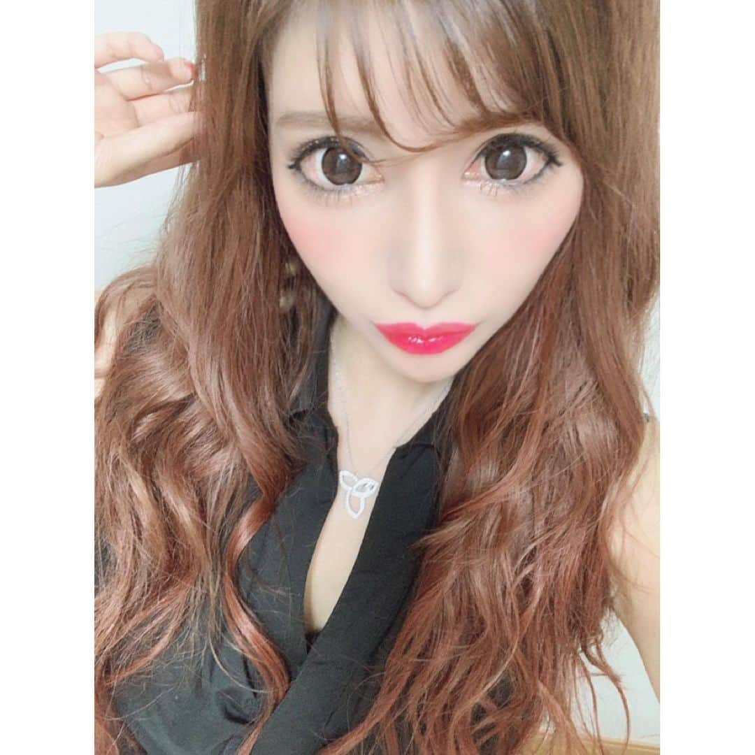 水輝聖羅のインスタグラム：「. . こんばんわぁぁ🥺💗♥️💗 . . 髪色明るくするか暗くするかひじょーに迷い中であたまいっぱぁぁい(⁎⁍̴̆Ɛ⁍̴̆⁎)💜💜💜 . . あとでストーリーでアンケートしようかな💗💗💗 . みなさまご協力よろしくお願いいたしますっっ🥺🌼🌼💓💓 . . ヘアーわいつもアンククロス関内店の佐野さん @daikithi0729 . . にお任せさせてもらってます🥰🥰💗💗💗 . . 毎回完璧に仕上げてくれるからおすすめちゃんです(⁎⁍̴̆Ɛ⁍̴̆⁎)😍💗💜💗💜 . ご予約の際にせいらのSNS見たよって言ってくれたら、アンククロス全店ご利用初めての方わ、ロアエクステジョーカーが、破格の430円でご案内できちゃいまぁす🥺💓💓💓 . . ロアエクステジョーカーにしてからエクステ大好きになりました🥰💕💕💕 . . ほんっとサラッサラなんですょぉぉ🥺🥺♥️♥️♥️ . . 関内店は仕上げまでめちゃはやくして下さるのでぜひみなさまチェックしてみてください🥰💗💗💗 . . 最近ミラカール🌼🌼を新しく頂いたので、ミラカールでまきまきするのはまってます〜🧸💓💗💓 . . ミラカールってひびきがかわゆすぎるぅぅ🥺🥺💗💗💗💗きらきらん💜✨💜 . .  #ankhcross #anhkcross関内店 #アンククロス #アンククロス関内店 #newcolor #haircolor #haircoloring #pinkbrown #ピンク #レッドカラー #ベージュカラー #スーパーロング #スーパーロングエクステ #ロアエクステジョーカー #longhair #ロングヘアー #サラサラ #トリートメント #オススメ美容室 #おすすめ #美容室 #hairsalon #美容院 #横浜 #関内 #ケイトスペード #katespade #katespadenewyork #ミラカール #赤リップ 💄♥️💄♥️💄♥️💄」