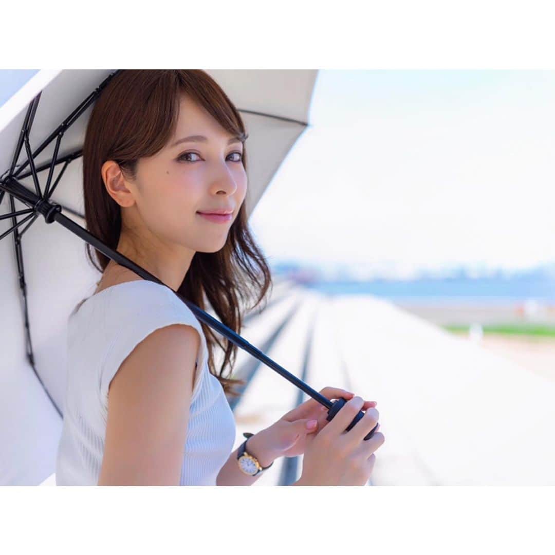 のインスタグラム：「☀️🌈✨ お天気悪いので夏っぽい写真を😌💓 2枚目は飛行機の発着に興味津々なわい😎✈️💨 . . . #撮影 #撮影モデル #ポートレート #ポートレート撮影 #海 #海岸撮影 #日傘 #日傘女子 #ちょっと壊れてる #新しいの買おう #海浜公園 #海浜公園散歩  #ロケ撮影 #ロケ好き #自然光撮影 #自然光盛れる #uv対策 は #アグレッシブデザイン と #uvカラコン #decorativeeyes  #lagunamoon  #2枚目 #顔険しい #作品撮り #作品撮りモデル #フリーモデル #サロンモデル」
