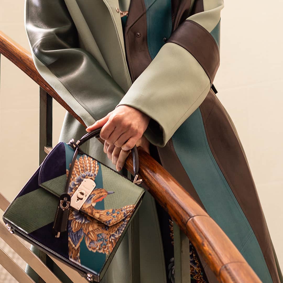 サルヴァトーレ・フェラガモさんのインスタグラム写真 - (サルヴァトーレ・フェラガモInstagram)「A spectacular inlay of exotic materials and prints from the runway make their way into the exquisitely crafted #boxyz bag from the #FerragamoAW19 collection」8月28日 21時30分 - ferragamo