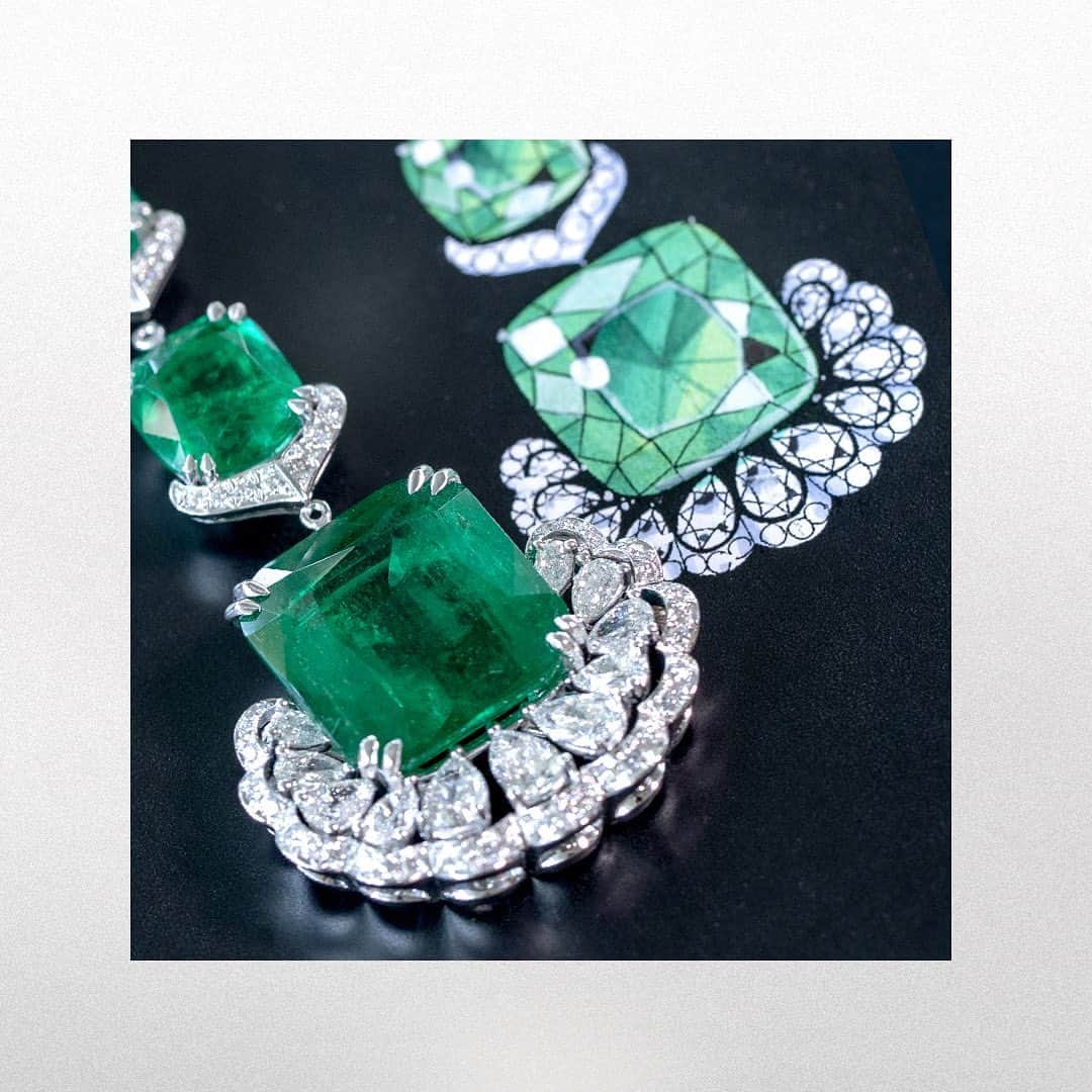 ショパールさんのインスタグラム写真 - (ショパールInstagram)「A gorgeous pair of Colombian emerald and diamond earrings are about to come to life in our workshops. Our masterful artisans are hard at work turning those dreams into a radiant reality. #ChopardHauteJoaillerie #ChopardRedCarpetCollection #emeralds」8月28日 21時30分 - chopard