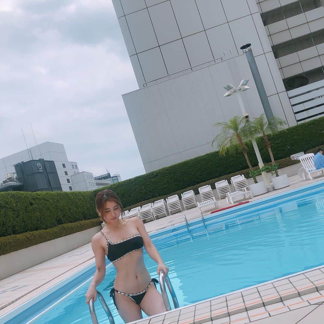 Emiさんのインスタグラム写真 - (EmiInstagram)「夏終わる  #pool #bikini #summer #くびれ #水着 #拡大すな」8月28日 21時31分 - emi_yoga