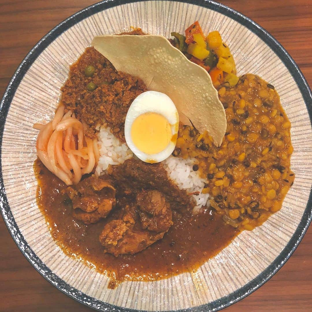 上野優華さんのインスタグラム写真 - (上野優華Instagram)「リハーサル頑張ったから…🍛 スパイスの香りがすごく良くて最高でした… 添えられた玉ねぎのピクルスがめちゃくちゃ美味しい。 ピクルスそんな…だけどカレーに添えられてるのは大好き。 個人的にはピクルスが1番活躍できる場所はカレーの隣。  #fish #新宿 #新宿カレー」8月28日 21時23分 - yuukaueno0205