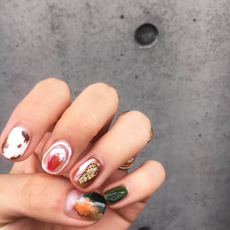 菅野梓のインスタグラム：「. 秋ネイル🍁🍃🎨🐂 こんな感じでお願いしますのザックリな要望を120%増しで可愛くして下さる @grabnail さん💅🏻💖 毎回、今回が一番お気に入りを更新してくれます、、😭 . #秋ネイル #ジェルネイル #nail #jelnail #autumnfashion #autumnnails #kannonail」
