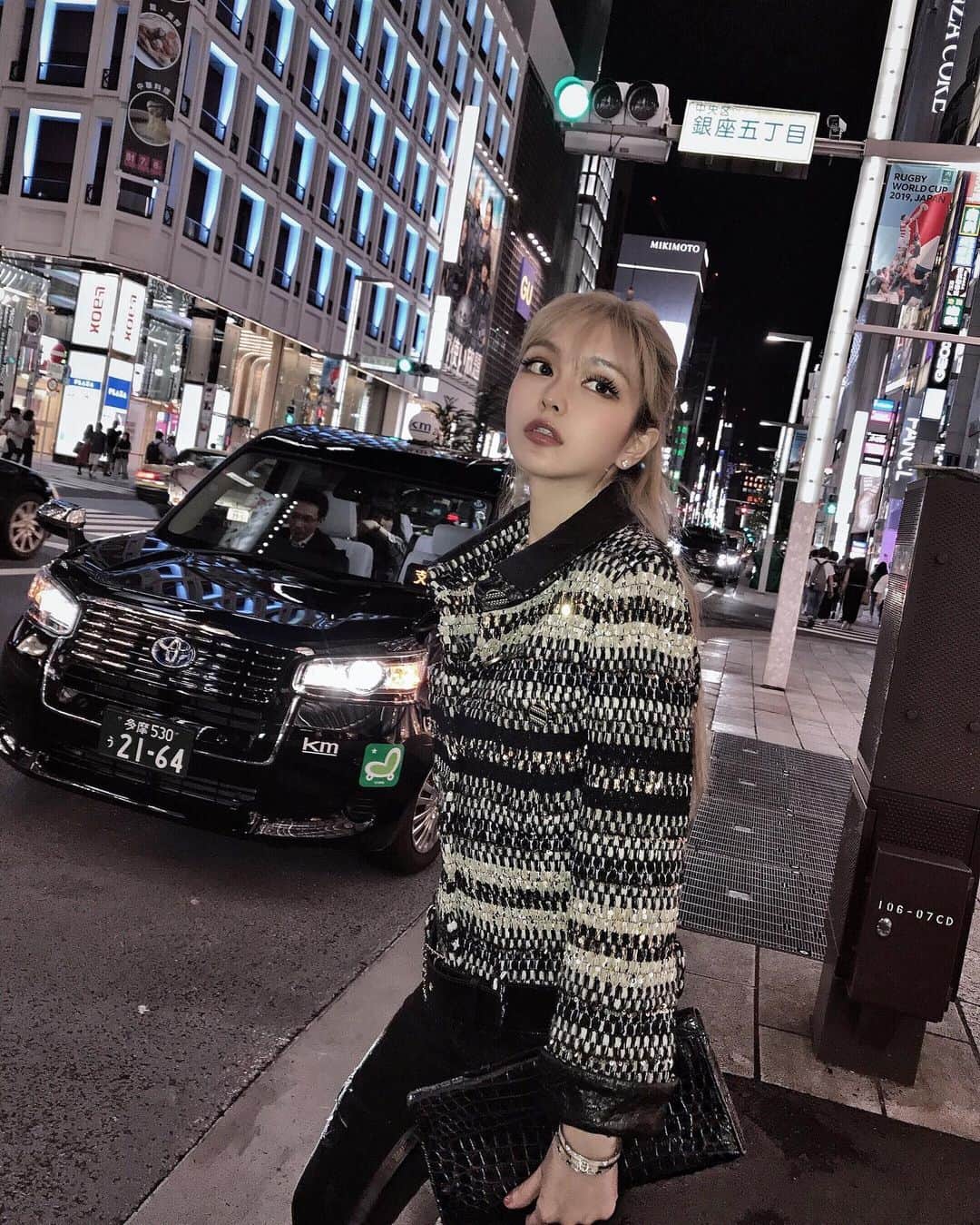 Grace Chowのインスタグラム：「終於⋯快到⋯秋天了 終於⋯可以穿⋯好看的外套了」
