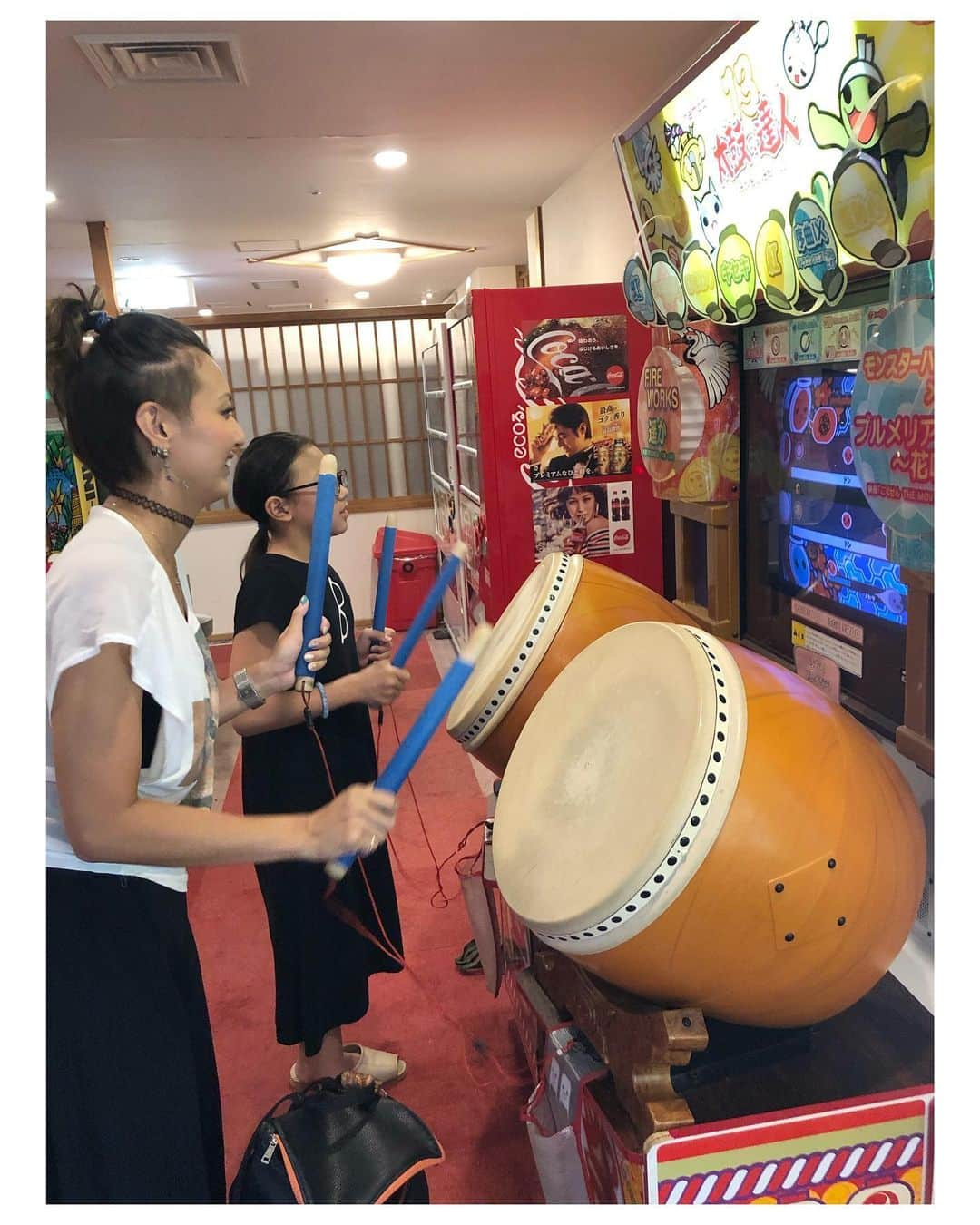 真矢さんのインスタグラム写真 - (真矢Instagram)「夏休み最後の想い出🚌 先日オーストラリア留学から帰ってきた従姉妹も緊急参戦＆身重がいるという事で、グランドハイエースをレンタルし、御一行様で近場の温泉へ♨️ はい。ナント、真矢さんこの冬にまた叔母さんになりまーす🙋‍♀️✨‼️ 姪っ子の眞鈴になんと妹？弟？が産まれます🤰🐣✨‼️ 今5年生やからすごい年の差の兄弟やね😳 しーかーもーーーーー↗︎↗︎↗︎ ナント予定日が私と同じ誕生日だそうです🤣‼️✨🎄 お姉ちゃんの突然のご懐妊で、私に対するプレッシャーもより一層強くなっております😂‼️ 耳が痛いです👂😂‼️ (お姉ちゃんが私の分も産んでくれてるからええやん。。。)ってちょっと思ってるけど、私も諦めてるわけじゃないからね〜🤣‼️ いつ死んでもいいわって思える人生を歩んでるつもりやけど、どうせなら子孫は残したいよね🤱それも親孝行の一つかなと。 人生そんなに上手くいかんのはわかってる。 なんせ笑って死ねたらいいかな🤗 ✴︎ ✴︎ #family #従姉妹 #お姉ちゃんは妊婦 #また #叔母さんになります #出産予定日 #私と同じ誕生日 #クリスマス #めでたいやっちゃ #真矢家は11月12月バースデーラッシュ」8月28日 21時27分 - smile_mayaya