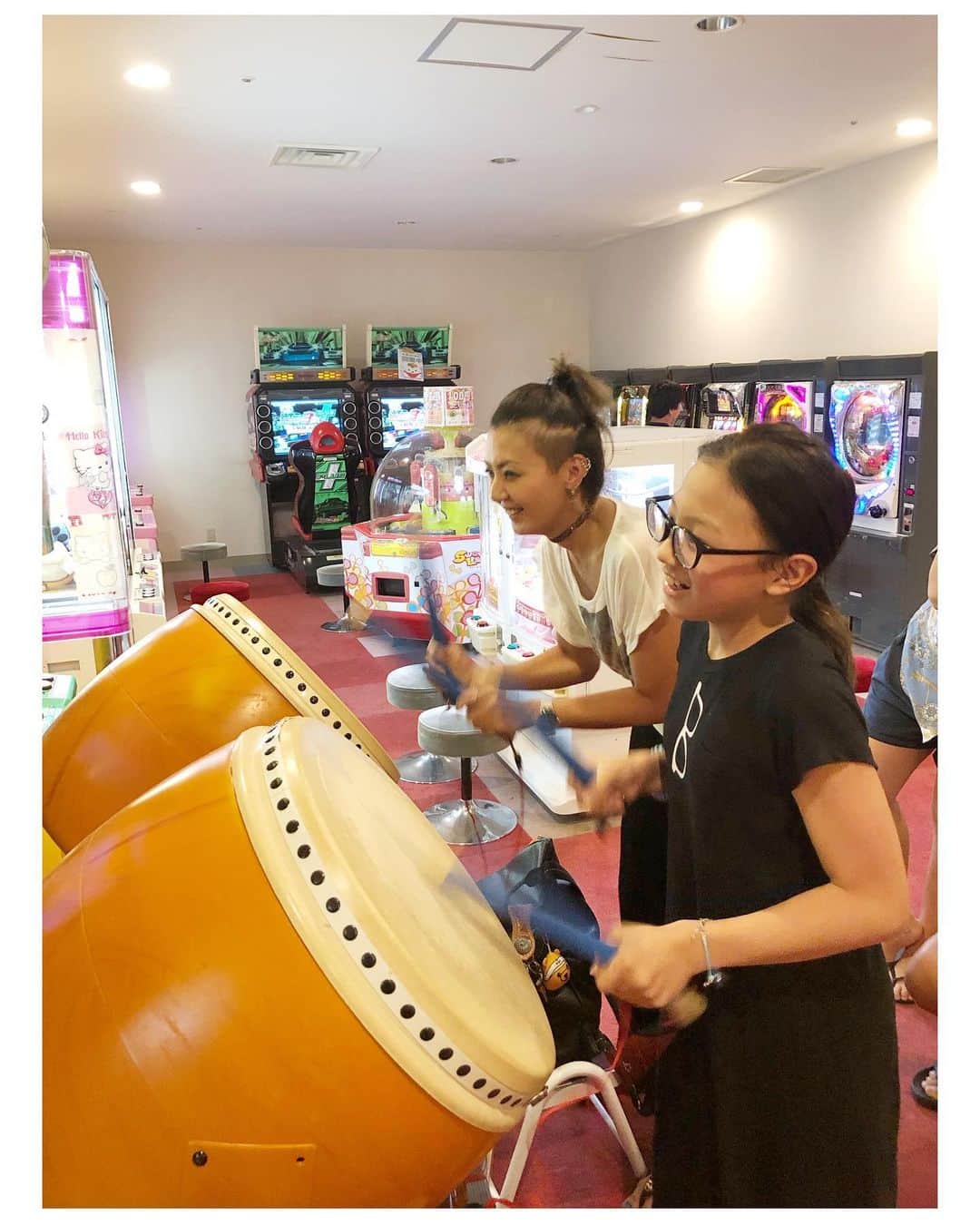 真矢さんのインスタグラム写真 - (真矢Instagram)「夏休み最後の想い出🚌 先日オーストラリア留学から帰ってきた従姉妹も緊急参戦＆身重がいるという事で、グランドハイエースをレンタルし、御一行様で近場の温泉へ♨️ はい。ナント、真矢さんこの冬にまた叔母さんになりまーす🙋‍♀️✨‼️ 姪っ子の眞鈴になんと妹？弟？が産まれます🤰🐣✨‼️ 今5年生やからすごい年の差の兄弟やね😳 しーかーもーーーーー↗︎↗︎↗︎ ナント予定日が私と同じ誕生日だそうです🤣‼️✨🎄 お姉ちゃんの突然のご懐妊で、私に対するプレッシャーもより一層強くなっております😂‼️ 耳が痛いです👂😂‼️ (お姉ちゃんが私の分も産んでくれてるからええやん。。。)ってちょっと思ってるけど、私も諦めてるわけじゃないからね〜🤣‼️ いつ死んでもいいわって思える人生を歩んでるつもりやけど、どうせなら子孫は残したいよね🤱それも親孝行の一つかなと。 人生そんなに上手くいかんのはわかってる。 なんせ笑って死ねたらいいかな🤗 ✴︎ ✴︎ #family #従姉妹 #お姉ちゃんは妊婦 #また #叔母さんになります #出産予定日 #私と同じ誕生日 #クリスマス #めでたいやっちゃ #真矢家は11月12月バースデーラッシュ」8月28日 21時27分 - smile_mayaya