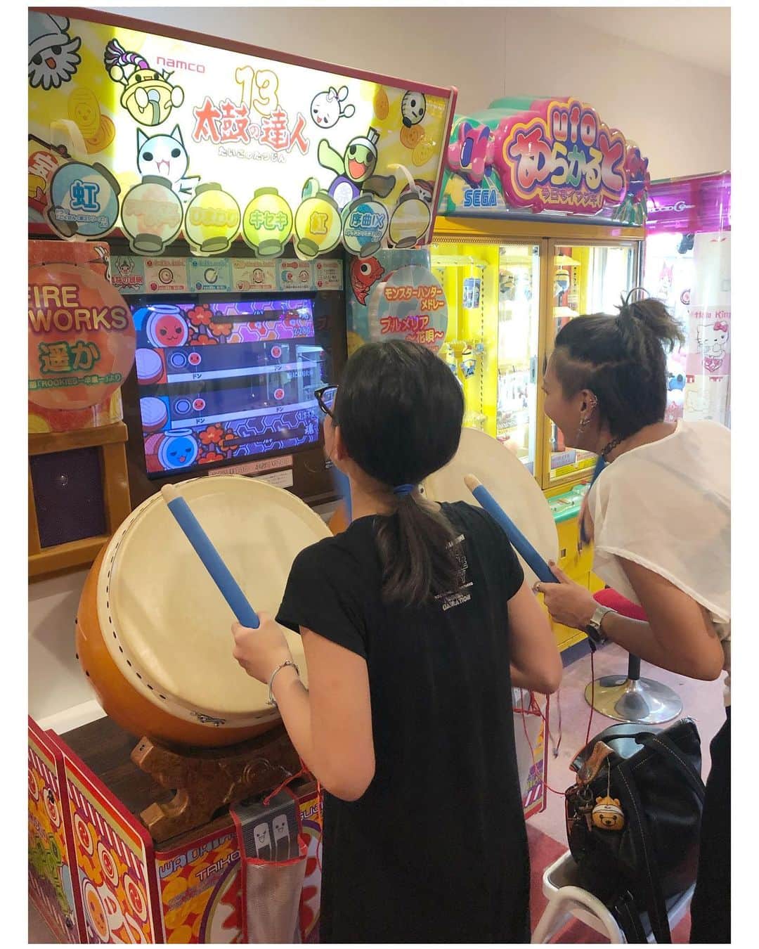 真矢さんのインスタグラム写真 - (真矢Instagram)「夏休み最後の想い出🚌 先日オーストラリア留学から帰ってきた従姉妹も緊急参戦＆身重がいるという事で、グランドハイエースをレンタルし、御一行様で近場の温泉へ♨️ はい。ナント、真矢さんこの冬にまた叔母さんになりまーす🙋‍♀️✨‼️ 姪っ子の眞鈴になんと妹？弟？が産まれます🤰🐣✨‼️ 今5年生やからすごい年の差の兄弟やね😳 しーかーもーーーーー↗︎↗︎↗︎ ナント予定日が私と同じ誕生日だそうです🤣‼️✨🎄 お姉ちゃんの突然のご懐妊で、私に対するプレッシャーもより一層強くなっております😂‼️ 耳が痛いです👂😂‼️ (お姉ちゃんが私の分も産んでくれてるからええやん。。。)ってちょっと思ってるけど、私も諦めてるわけじゃないからね〜🤣‼️ いつ死んでもいいわって思える人生を歩んでるつもりやけど、どうせなら子孫は残したいよね🤱それも親孝行の一つかなと。 人生そんなに上手くいかんのはわかってる。 なんせ笑って死ねたらいいかな🤗 ✴︎ ✴︎ #family #従姉妹 #お姉ちゃんは妊婦 #また #叔母さんになります #出産予定日 #私と同じ誕生日 #クリスマス #めでたいやっちゃ #真矢家は11月12月バースデーラッシュ」8月28日 21時27分 - smile_mayaya