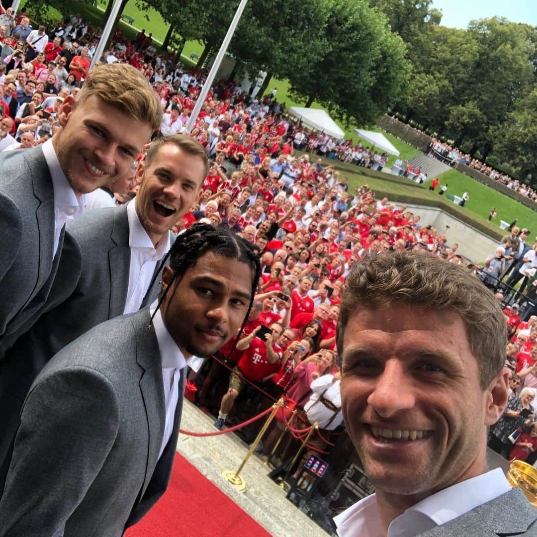 トーマス・ミュラーのインスタグラム：「Had a warm welcome of so many @fcbayern fans at the Bavarian state chancellery 😀👏👍🏼 #fcbayern #miasanmia #staatskanzlei #bayern #esmuellert」