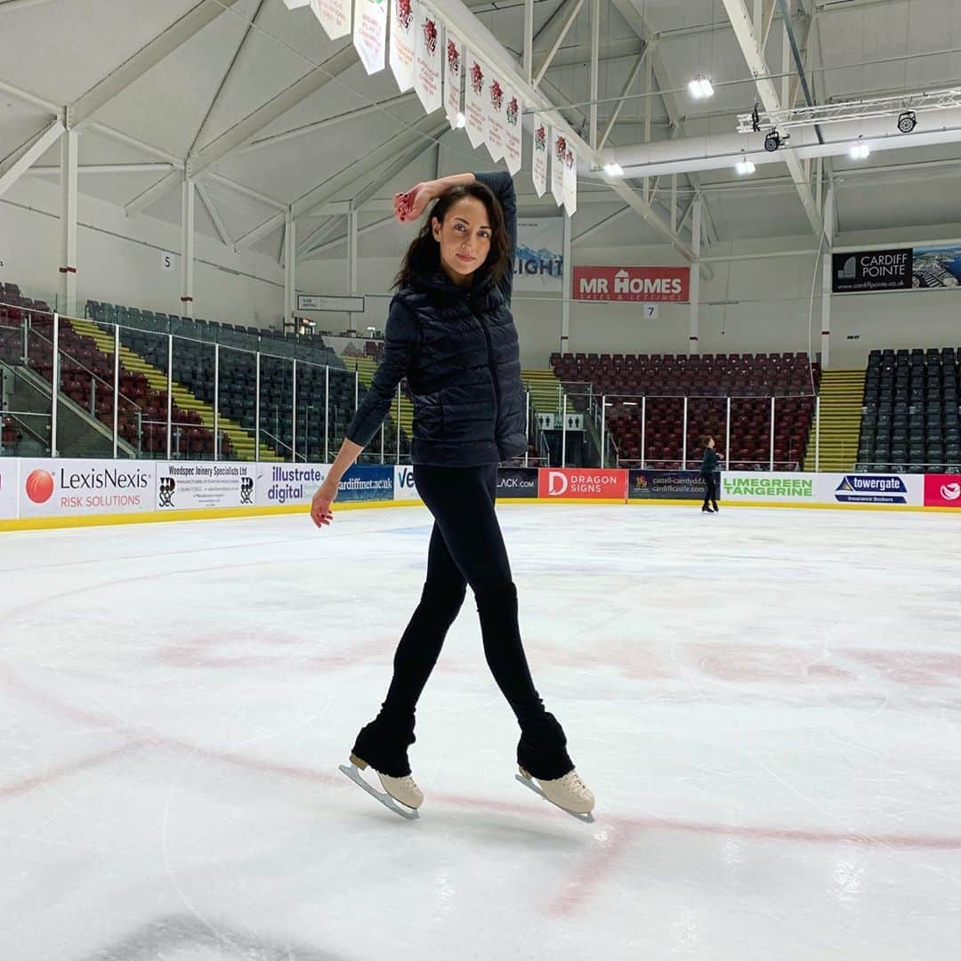 アナスタシア・オルソンのインスタグラム：「Playing around in my new @risportskates and @mkblades ⛸✨」