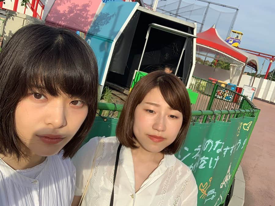 のインスタグラム：「こないだ花ちゃんとゆうえんちに🎠 遊園地って本当にたのしいってことに今更気づき始めている けど カメラロール見返したら二人そろった写真はぜんぜん楽しくなさそうだし（ とにかく暑かったしね ） ジェットコースターの記録では乗ってるときすら たのしそうじゃなくて最高です☺️🎭 花ちゃんに話そうと日々心に溜めておいたことを 陽が落ちるまで話しているのに 帰り道に必ず いくつか話忘れてることに気づく🤔 そんでまたすぐ会いたくなる🤔 ずっとそういう感じ🤔😃💘 さ！ 明日は📺フジテレビめざましジャンケン🕰 2戦目（6:58）に出ます！ わたしは…………✊✌️🖐」
