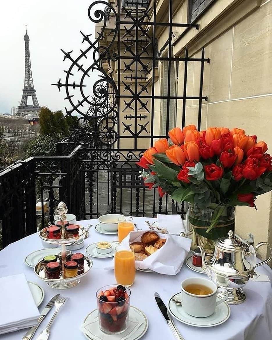 ジャマンピュエッシュのインスタグラム：「What could be a better morning inspiration than a breakfast with a stunning view on the Eiffel Tower... #jaminpuech #breakfast #inspiration #paris #love #fashion #eiffeltower」