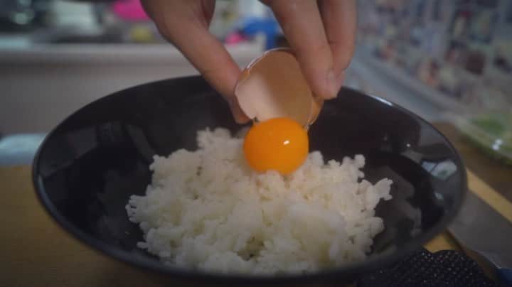 サイモンとマルティナのインスタグラム：「New video up now 🚨 Simon has taken over the kitchen to present to you: Simon’s Manly Meal 🥩 Of course, he waited until I left the house to edit so that he could spend our grocery money on making a super luxurious beef #gyudon #牛丼 bowl. Living in Japan surrounded by delicious (but expensive) fruit, meat, rice, and eggs is a dangerous foodie game... and Simon is determined to win🕵🏻‍♂️ NO MORE GROCERY SHOPPING WITHOUT A CHAPERONE FOR YOU!!!」