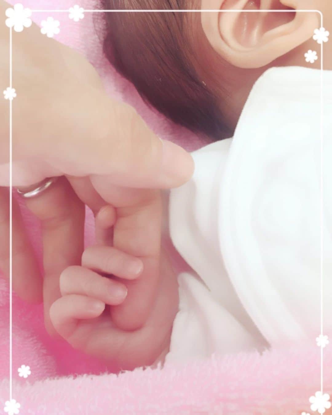 浦えりかのインスタグラム：「ブログも更新しましたが、第一子である男の子を無事産むことができました＼(^o^)／ 我が子の顔のかわりに、まぁまぁ似ているであろう私の産まれた時の写真でもどうぞ（笑）  #出産 #産まれました #赤ちゃん」