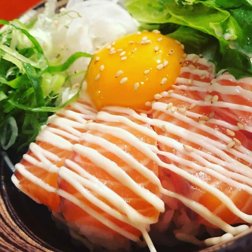 どんがめ三宮総本店のインスタグラム：「急遽！本日 インスタフォロワー様限定で  夜中3時まで営業しちゃう説！！ 通常営業は24時30分までなんで、 入店時に『インスタみて来たで！』って言ってね♡  なお、裏面は24時から貸切のご予約がある為、表側(ドラム缶ある方)のみの延長営業です。 ご了承くだせぇ。  写真はなんとなく サーモンマヨ丼♡  すずでしたー」