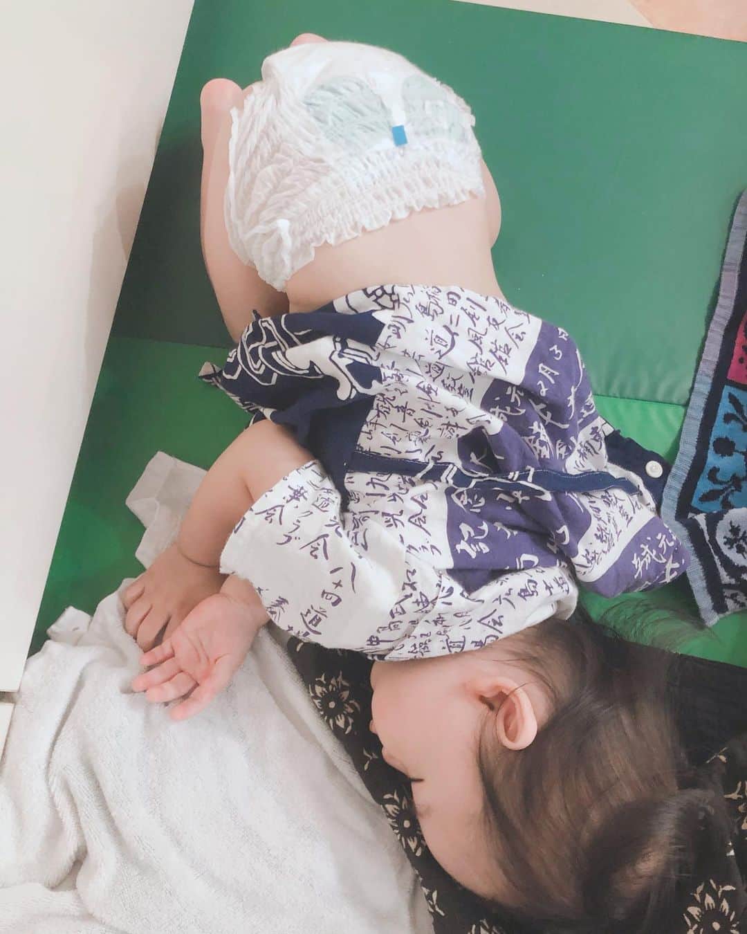 大野拓朗さんのインスタグラム写真 - (大野拓朗Instagram)「ベビーシッタータク(笑) 最後はこんな格好で寝てました(笑) おさむ師匠のお孫さん。」8月28日 22時06分 - takuro.ohno