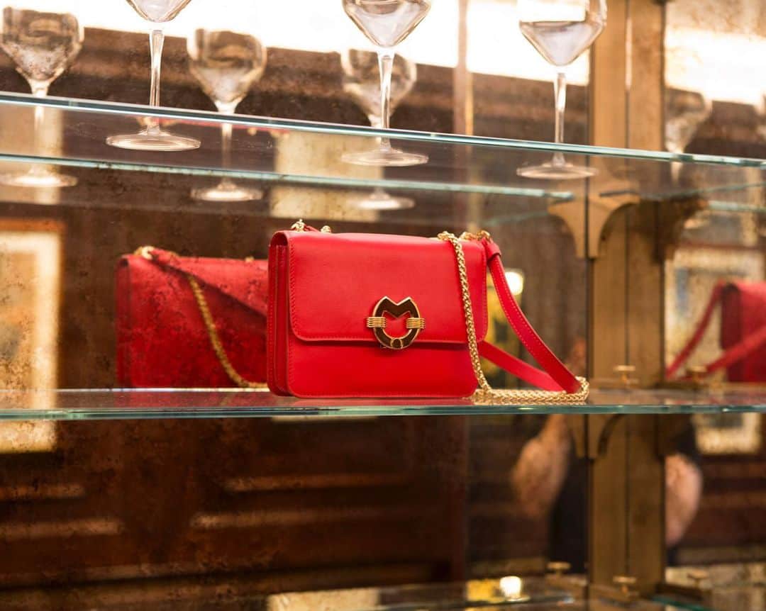のインスタグラム：「hang_in_red #milaschon #houseofmila #welcomemila」