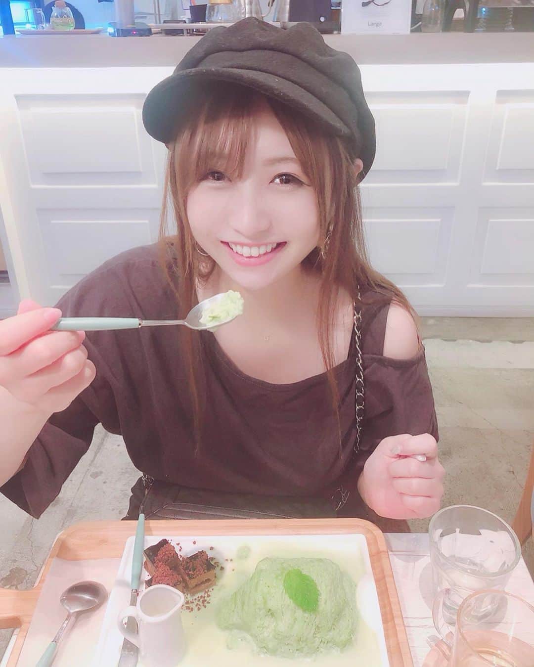 のインスタグラム：「ナイフで食べるかき氷 ♡ ♡ ------------------------------------ 🍧ソウルカフェ 新大久保店 （ @seoulcafe_shinokubo ） 東京都新宿区大久保1-16-30 巨山ビル2階 ⏰11:00〜23:00 ------------------------------------ . . 抹茶味の糸かき氷！ 16時前に行き、 30分ぐらい待ちました☺️ . . あれ？昨日もかき氷食べたな・・笑 . . #shaveice #snowcone  #kakigori  #新大久保ソウルカフェ #ソウルカフェ #ソウルカフェ新大久保 #新大久保カフェ #新宿カフェ #shinookubo #shinokubo #seoulcafe  #japanesegirl #japanesefood #japanculture #japaneseculture #被写体 #オフショル #抹茶かき氷 #maccha #青森 #東北」