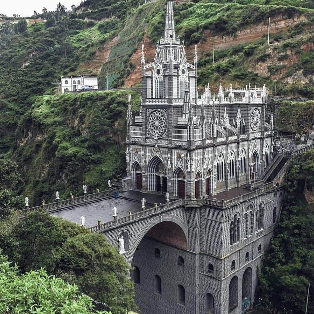 エールフランスのインスタグラム：「Over a deep canyon, Las Lajas basilica. One of Colombia’s many gifts to the world, for you to seize!  La basilique Las Lajas, au-dessous d’un canyon vertigineux. Un des joyaux qu’offre la Colombie au monde. À vous de le saisir! 📸 Merci @hposty  #AirFrance #Franceisintheair」