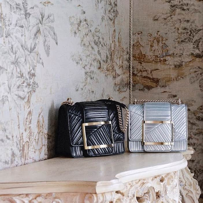 ロジェ・ヴィヴィエさんのインスタグラム写真 - (ロジェ・ヴィヴィエInstagram)「The #TresVivier Duo Mini bag is made with a handcrafting technique, normally used in couture, called plissé.  #RogerVivier #FW19  #GherardoFelloni  Discover the collection through link in bio.」8月28日 22時04分 - rogervivier