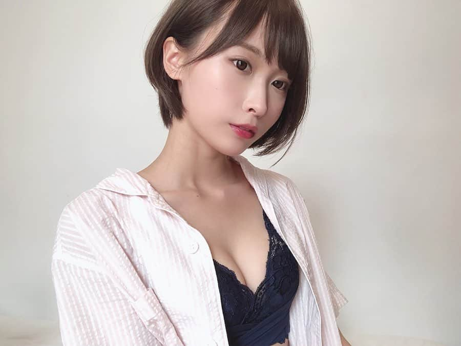 島田玲奈さんのインスタグラム写真 - (島田玲奈Instagram)「. 実は、今年の初夏から育乳を始めてたのです👙 . @pgrandi_official さんのナイトブラ付け始めたの💓 . 寝転がると、脇や背中に流れちゃいがちなお肉をしっかりバストに寄せてくれて、しかも窮屈じゃない🤤 綺麗な形をキープしてくれるのです💗 . 合わせてP-Grandiさんに育乳マッサージにも行った！本気！(笑) . 信じれないと思うんやけど、マッサージ後つけていたブラだとパツパツになっちゃって🥺 2カップ上のブラがぴったりになったよ、、、驚愕。 . 普段からのバストマッサージ、バストケアが如何に大切か痛感しました…😭💓 . なるようになるか！と思って放ったらかしてたおっぱいと今後は向き合っていこうと思います🥺(笑) . 女の子みんな、1度育乳マッサージに行って、感動してきてほしい！！！！ . #pgrandi #育乳マッサージ #pgブラ #グラマラス美神 #バストアップ」8月28日 22時04分 - smd_rn321