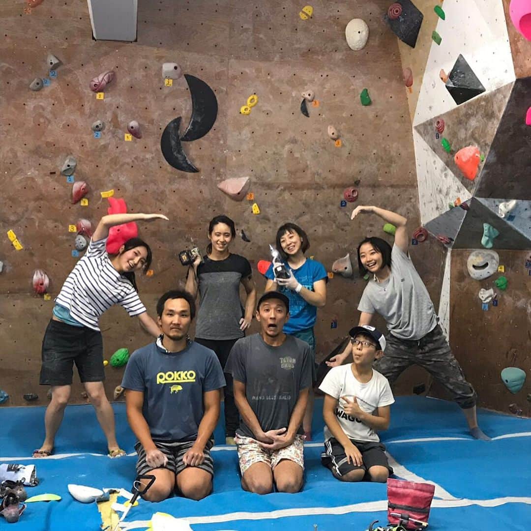 三浦絵里菜のインスタグラム：「2週間も前の事だけど、、 8月13日 兵庫県の @wagomu_climbing_gym さんでさえこさんとセットさせてもらいました🌻 ジムの皆さん良い人で終始楽しくセットできました☺️ 青いホールドに紛れたりね笑 スタッフの皆さん、さえこ姉さん、本当にお世話になりました🙇‍♀️✨ . #意外と近いひょーご  #わりとよく行くひょーご  #私の活動記録」