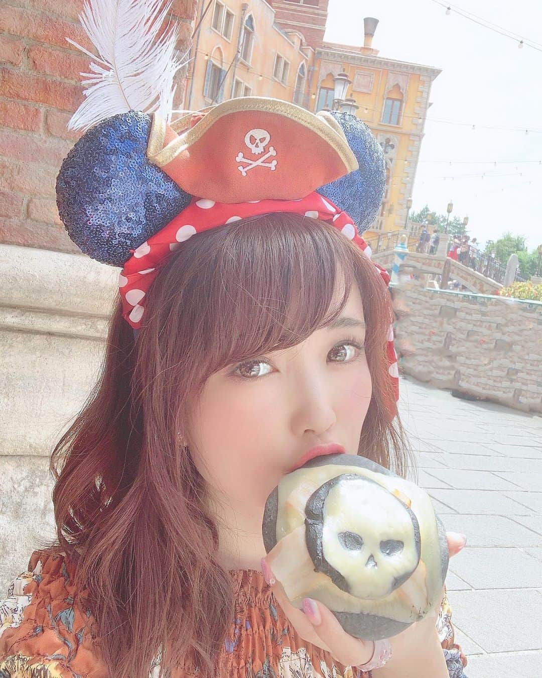 浅井麻里さんのインスタグラム写真 - (浅井麻里Instagram)「🏴‍☠️🏴‍☠️﻿ ﻿ 長崎旅行中で、﻿ いろんな長崎名物を食べまくり中❤️😋﻿ ﻿ 写真は髪切る前に、ディズニーシーで﻿ パイレーツコーデした時の✨☠️﻿ このパンもおいしかったなぁ💕﻿ ﻿ ﻿ 最近友達の間で話題になってて気になってた﻿ MIROR(@miror_jp)🔮﻿ わたしも占ってもらってみたっ✨☺️﻿ ﻿ 自分が知りたい鑑定内容を送ると、﻿ ラインみたいな感じで占い師さんから﻿ チャット式の鑑定結果が届くの！﻿ イマドキの占いはすごい💕😳﻿ ﻿ 手軽だし、質問にも答えてもらえるし、﻿ 悪い結果で不安になるとかじゃなく、﻿ 背中を押してくれるアドバイス的な感じで﻿ スッキリしたからよかったー🎵😋﻿ ﻿ よく「前向きだね」って言われること多いけど、﻿ その姿勢は占いにも出てるらしい✨（笑）﻿ これからもポジティブシンキングでいよー💕﻿ ﻿ ﻿ #インターネット占い館MIROR#PR#MIROR#東京ディズニーシー#パイレーツサマー#パイレーツオブカリビアン#ビジョビ#ガールズプレス#パイレーツコーデ#disneysea#tds#disneypiratessummer」8月28日 22時08分 - mari_asai_625