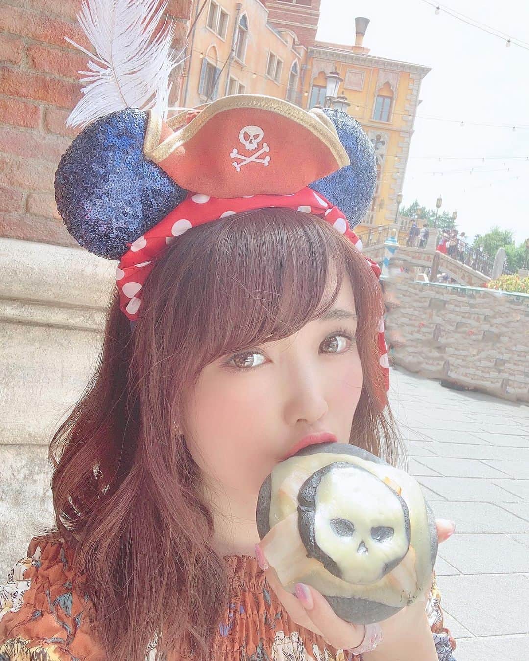のインスタグラム：「🏴‍☠️🏴‍☠️﻿ ﻿ 長崎旅行中で、﻿ いろんな長崎名物を食べまくり中❤️😋﻿ ﻿ 写真は髪切る前に、ディズニーシーで﻿ パイレーツコーデした時の✨☠️﻿ このパンもおいしかったなぁ💕﻿ ﻿ ﻿ 最近友達の間で話題になってて気になってた﻿ MIROR(@miror_jp)🔮﻿ わたしも占ってもらってみたっ✨☺️﻿ ﻿ 自分が知りたい鑑定内容を送ると、﻿ ラインみたいな感じで占い師さんから﻿ チャット式の鑑定結果が届くの！﻿ イマドキの占いはすごい💕😳﻿ ﻿ 手軽だし、質問にも答えてもらえるし、﻿ 悪い結果で不安になるとかじゃなく、﻿ 背中を押してくれるアドバイス的な感じで﻿ スッキリしたからよかったー🎵😋﻿ ﻿ よく「前向きだね」って言われること多いけど、﻿ その姿勢は占いにも出てるらしい✨（笑）﻿ これからもポジティブシンキングでいよー💕﻿ ﻿ ﻿ #インターネット占い館MIROR#PR#MIROR#東京ディズニーシー#パイレーツサマー#パイレーツオブカリビアン#ビジョビ#ガールズプレス#パイレーツコーデ#disneysea#tds#disneypiratessummer」