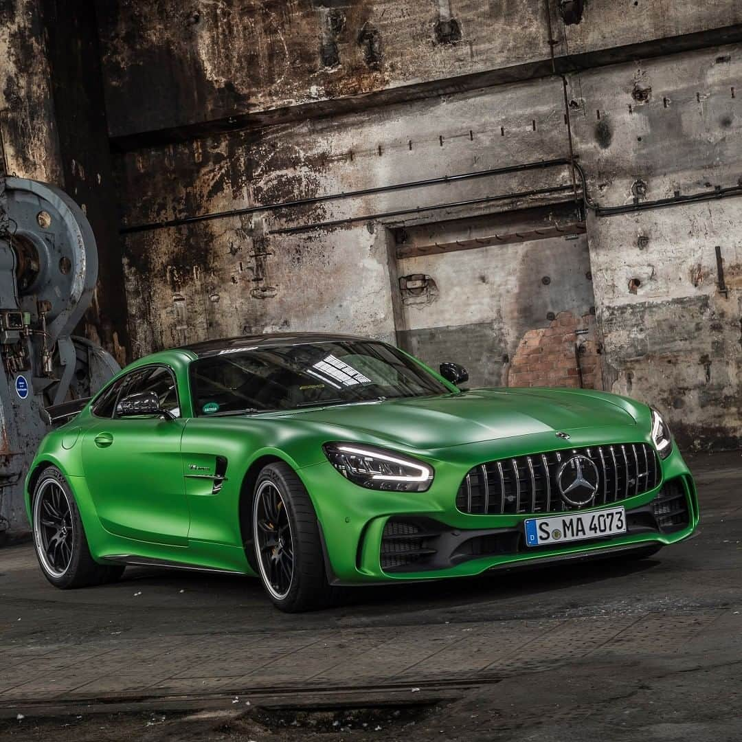 Mercedes AMGさんのインスタグラム写真 - (Mercedes AMGInstagram)「[Kraftstoffverbrauch kombiniert: 12,4 l/100km | CO₂-Emissionen kombiniert: 284 g/km | http://amg4.me/efficiency-statement]  The Mercedes-AMG GT R in green hell magno always stands out.  #MercedesAMG #AMG #GTR #GTFamily #DrivingPerformance #Power #Passion #Mercedes #AMG #Luxury #CarsofInstagram #InstaCar」8月28日 22時10分 - mercedesamg