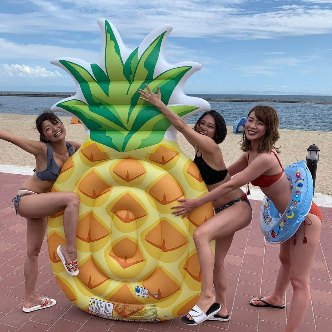 きのせひかるさんのインスタグラム写真 - (きのせひかるInstagram)「夏だった人たち⛱  ななちゃん(@nanamatumoto ) みゆちゃん(@s.miyutyyy ) 今年もいっしょに夏してくれて ありがとう👙  #令和最初の夏 #20代最後の夏 #海 #須磨 #水着 #ギャル #ビキニ #ポニーテール #海の家 #パパラギ #咲月美優 #レースクイーン  #松本菜々 #ロードバイク #ちゃりん娘 #きのせひかる #バイク女子 #夏休み #お盆 #神戸 #ビール #ビンタン #浮き輪 #パイナップル #ヌーブラ #おっぱい #くびれ #おしり #ふーふー」8月28日 22時10分 - hikarukinose